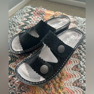 Adorable women’s Alegria slip-on black sandals. Size 38. Floral print. Cute!